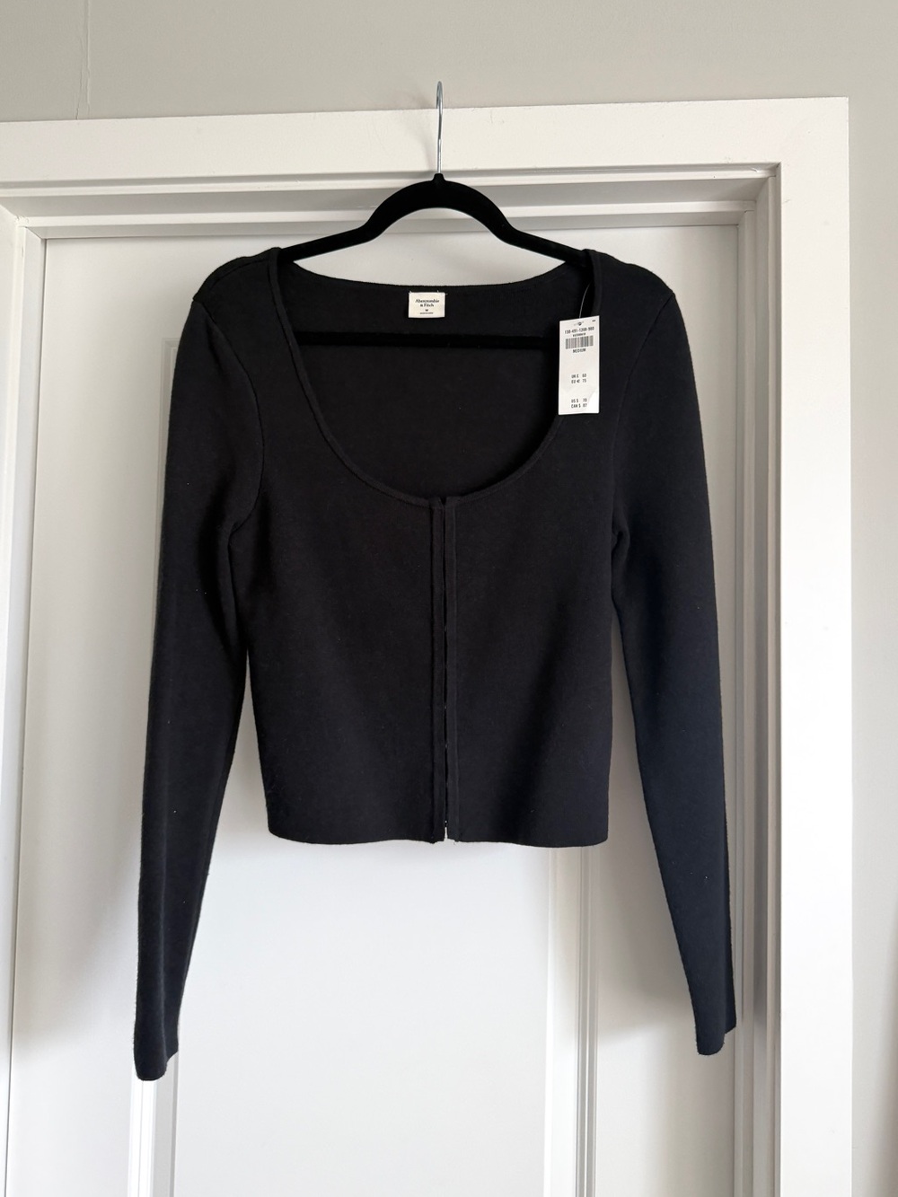 NWT Abercrombie & Fitch Black Scoop-Neck Hook-Front Cardigan Medium